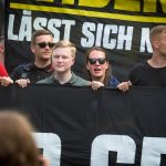 Marvin Sander (mittig am Transparent, blonde Haare) auf dem Aufmarsch der Identitären Bewegung in Wien am 31.7.2021