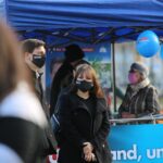 AfD Kundgebung in Kassel zur Regionalwahl am 6.3.21: Anthony Mergel, Lena Alt mit Richtungshilfe auf der Maske